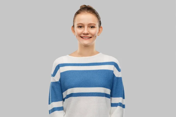 Усміхнена дівчина-підліток в пуловері — стокове фото