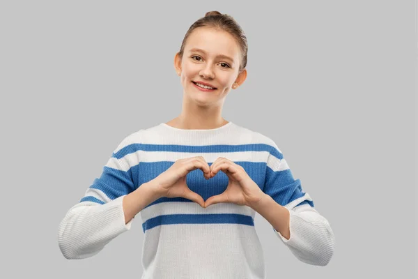 손의 심장을 만드는 10 대 소녀의 웃음 — 스톡 사진
