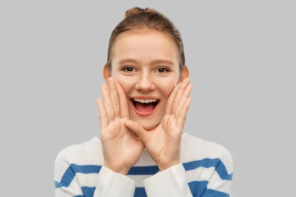 Menina adolescente feliz chamando alguém — Fotografia de Stock