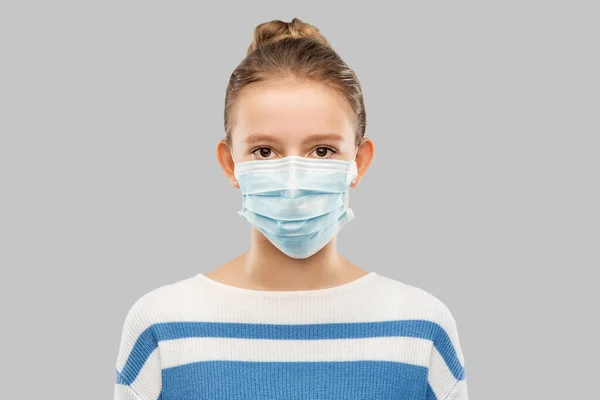 Nastolatka dziewczyna w ochronnej masce medycznej — Zdjęcie stockowe