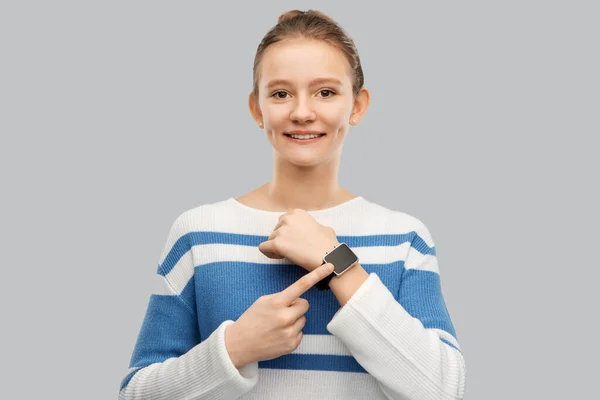 Feliz sorrindo adolescente com relógio inteligente — Fotografia de Stock