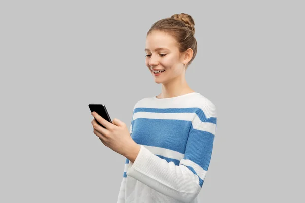 Feliz sorrindo adolescente usando smartphone — Fotografia de Stock