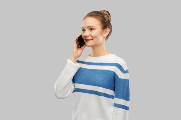 Bahagia tersenyum gadis remaja memanggil di smartphone — Stok Foto