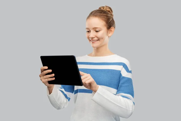 Glücklich lächelndes Teenager-Mädchen mit Tablet-Computer — Stockfoto