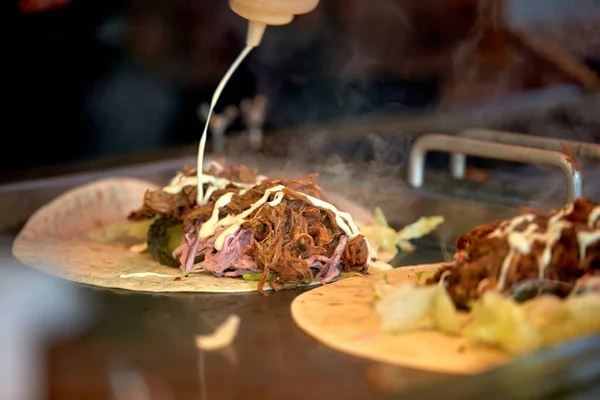 Tortilla wraps cooking at street market — Stock Photo, Image