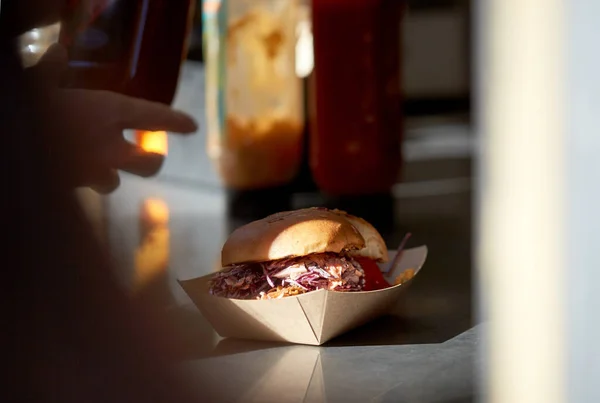 Гамбургер в одноразовій паперовій тарілці на столі — стокове фото