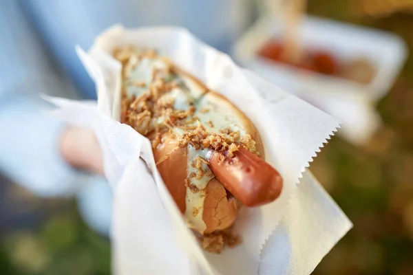 Primer plano de la mano con hot dog — Foto de Stock