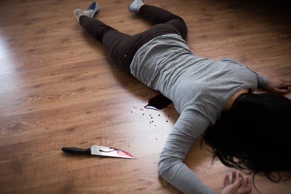 Мертва жінка тіло лежить на підлозі на місці злочину — стокове фото