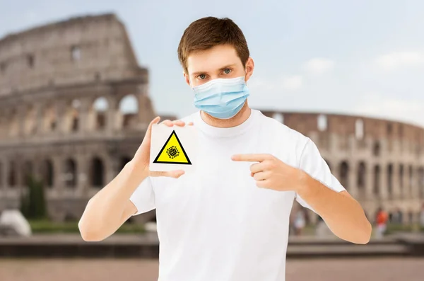Man i medicinsk mask med coronavirus tecken i italy — Stockfoto