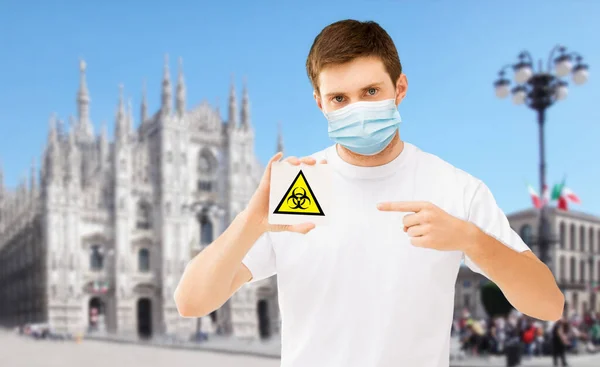 Mann in medizinischer Maske mit Biohazard-Zeichen in Italien — Stockfoto