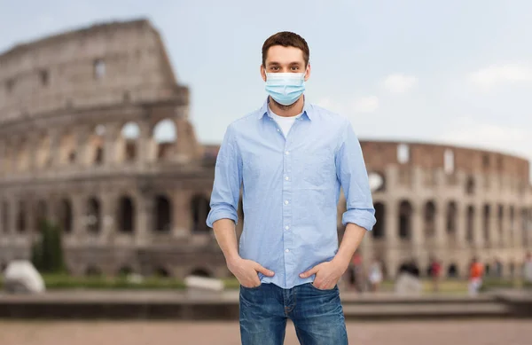 Hombre usando máscara médica protectora en italia —  Fotos de Stock