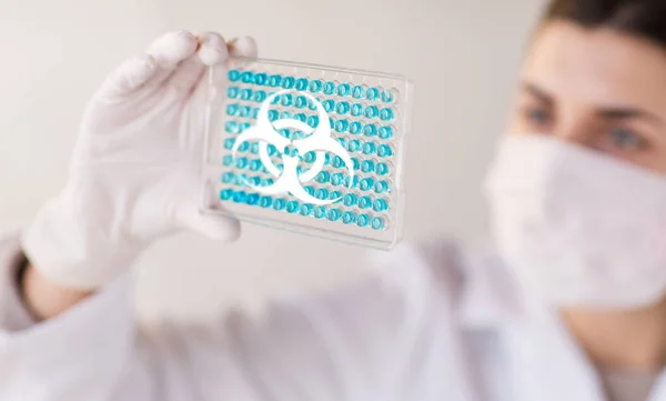 Wissenschaftler macht Biohazard-Test im Labor — Stockfoto