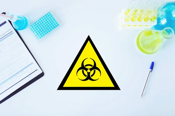 Biohazard varovné znamení ve vědecké laboratoři — Stock fotografie
