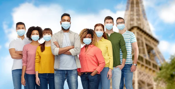 Mensen met beschermende medische maskers in Frankrijk — Stockfoto