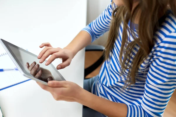 Estudiante chica usando tableta PC ordenador en casa — Foto de Stock