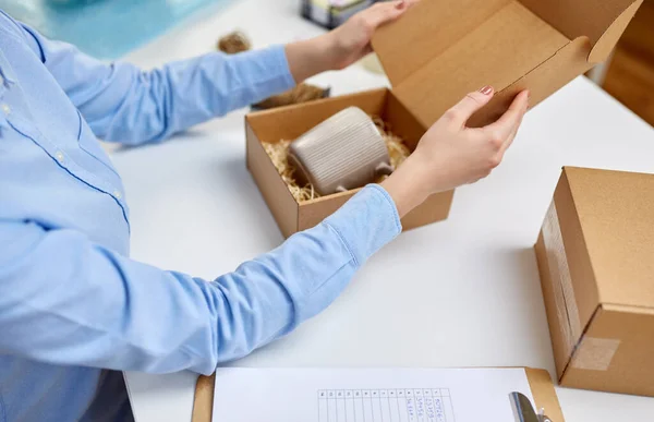 Femme emballage tasse à boîte de colis au bureau de poste — Photo