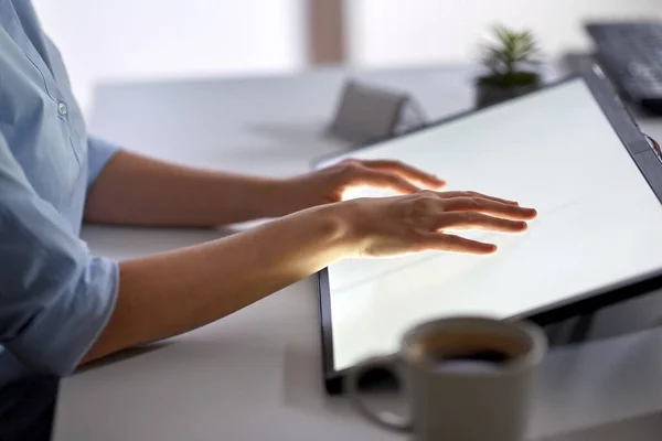 Руки на светодиодной планшет в ночном офисе — стоковое фото