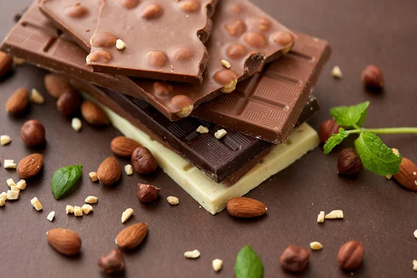 Tutup dari coklat batangan dan kacang yang berbeda — Stok Foto
