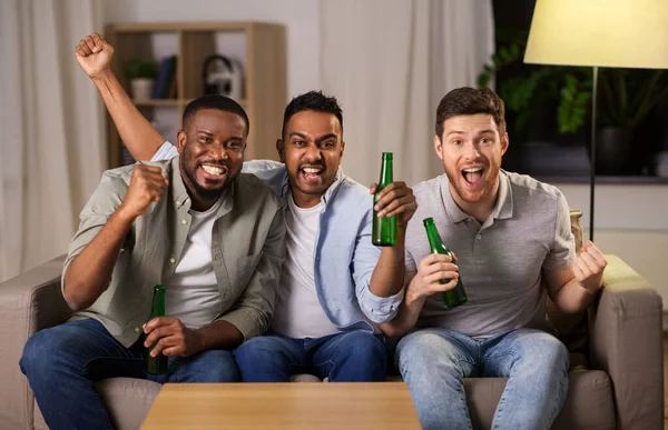 Glückliche männliche Freunde oder Fans, die zu Hause Bier trinken — Stockfoto