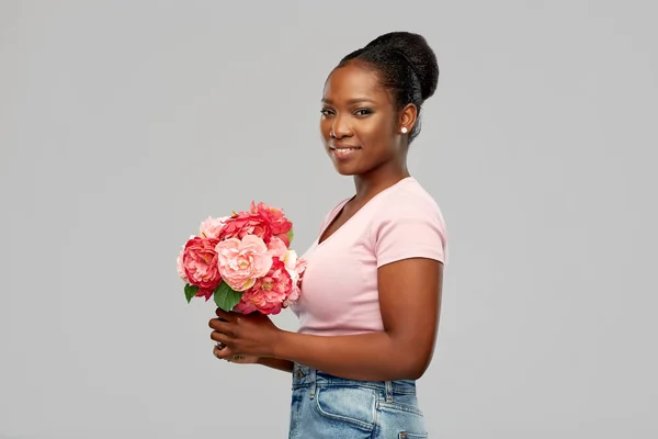 Çiçek grup ile mutlu Afrikalı-Amerikalı kadın — Stok fotoğraf