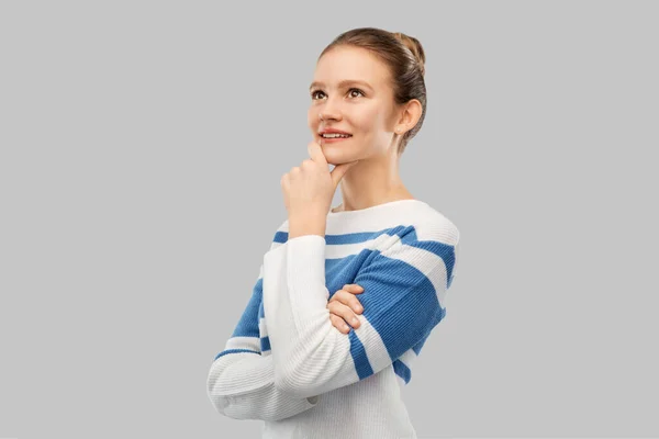 Uśmiechnięta nastolatka w pullover myślenie — Zdjęcie stockowe
