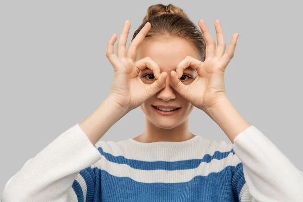 Chica adolescente mirando a través de gafas de dedo — Foto de Stock