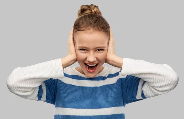 Menina adolescente fechando ouvidos por mãos e gritando — Fotografia de Stock