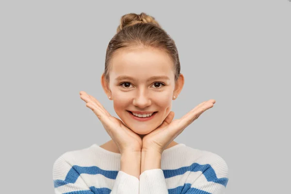 Süßes lächelndes Teenager-Mädchen im Pullover — Stockfoto