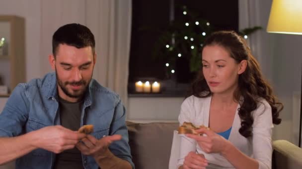 Feliz pareja comiendo pizza para llevar en casa — Vídeos de Stock