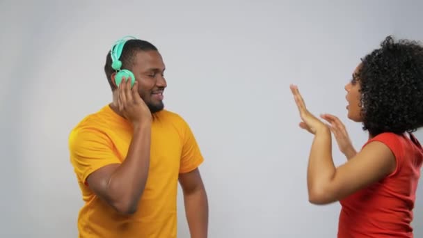 Pareja afroamericana con auriculares bailando — Vídeos de Stock