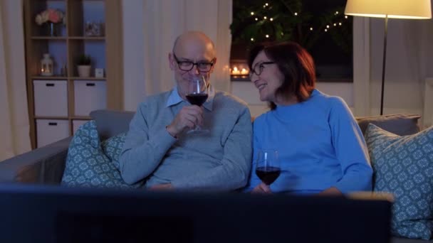 Mutlu son sınıf çifti kırmızı şarap içip televizyon izliyor. — Stok video