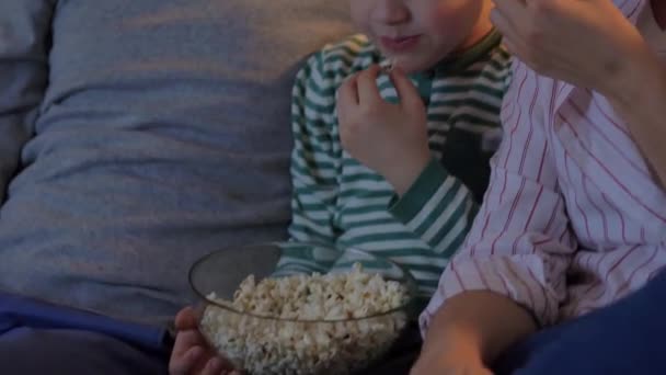 Familia feliz con palomitas de maíz viendo la televisión en casa — Vídeo de stock