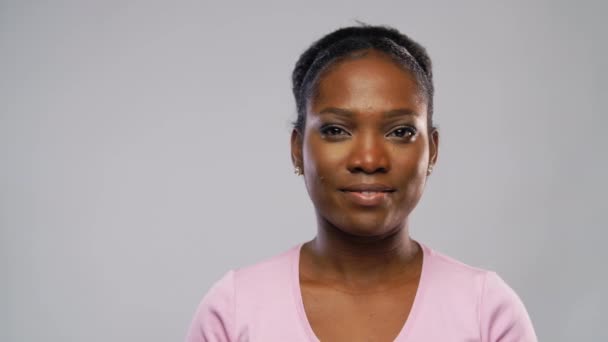 Felice donna afro-americana mostrando pollici in su — Video Stock