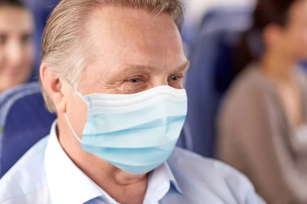 Vezető utas maszkban utazóbusszal vagy repülőgéppel — Stock Fotó