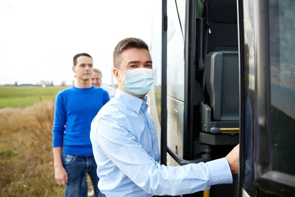 Męski pasażer w masce medycznej wsiadający do autobusu — Zdjęcie stockowe