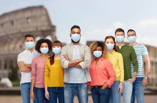 Personer som bär skyddande medicinsk mask i Italien — Stockfoto