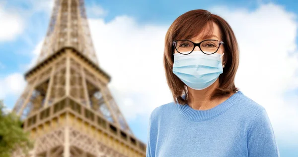 Anziana in maschera protettiva medica in Francia — Foto Stock