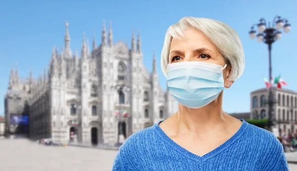 Senior kvinna i skyddande medicinsk mask i Italien — Stockfoto