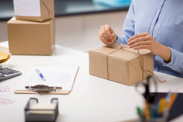 Femme emballage colis et corde à nouer au bureau de poste — Photo