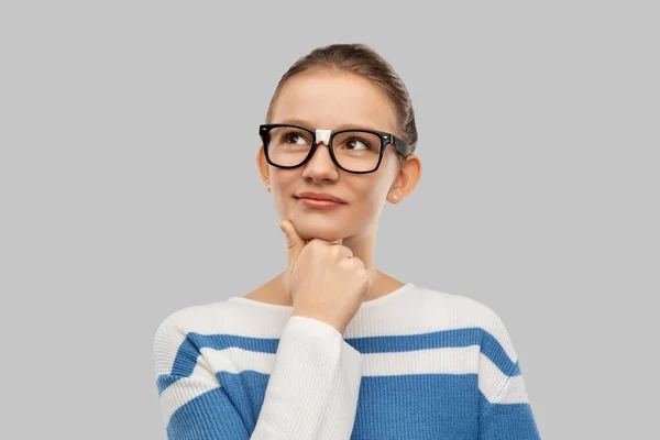 Pensando adolescente estudiante chica en gafas grabadas — Foto de Stock