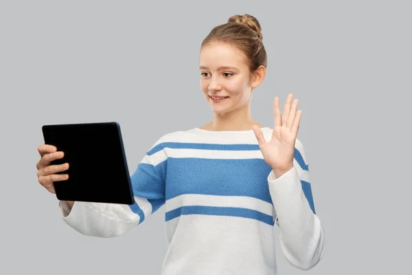 Teenager-Mädchen mit Tablet-PC bei Videoanruf — Stockfoto