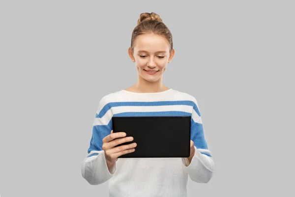 Heureux sourire adolescent fille à l'aide de tablette informatique — Photo
