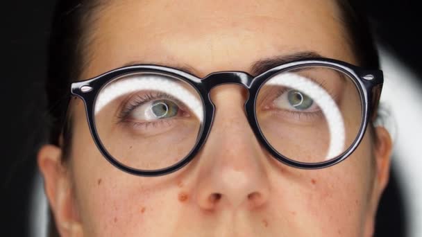 Закрытие женского лица или глаз в очках — стоковое видео