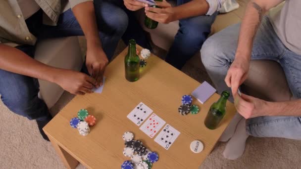 微笑的男性朋友玩纸牌在家里 — 图库视频影像