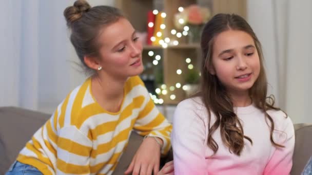 Nastolatka dziewczyna przeprasza jej przyjaciel w domu — Wideo stockowe