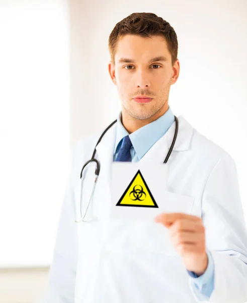 Doctor masculino sosteniendo señal de precaución boihazard — Foto de Stock