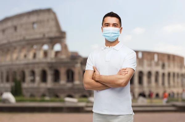 Mężczyzna noszący ochronną maskę medyczną we Włoszech — Zdjęcie stockowe