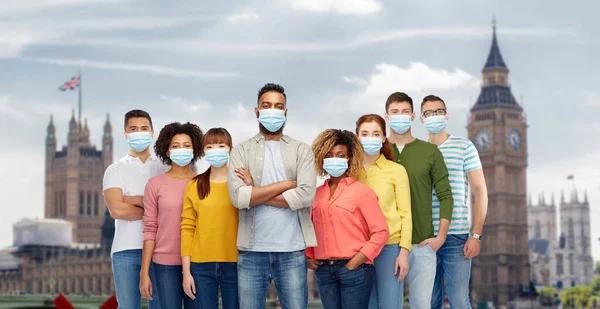 Mensen met een beschermend medisch masker in Engeland — Stockfoto