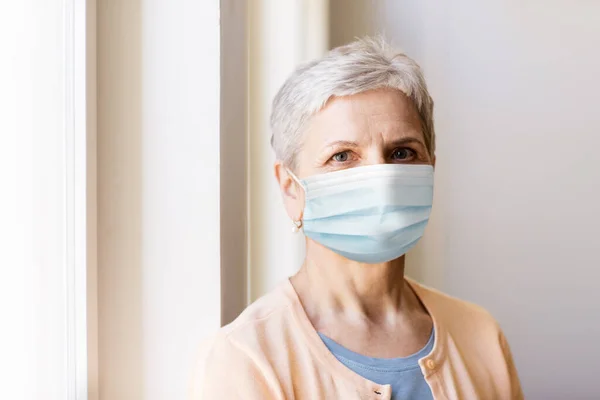 Senior vrouw in beschermende medische masker — Stockfoto