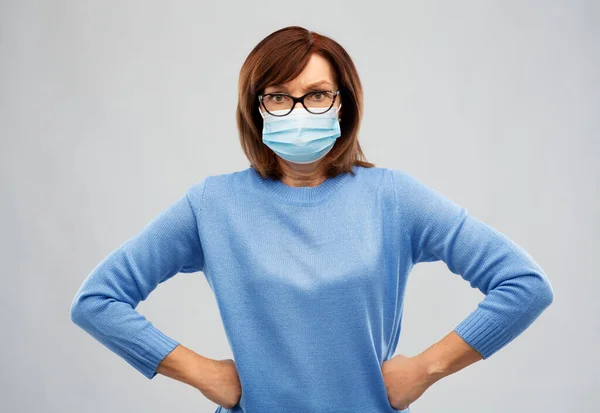 Donna anziana in maschera medica protettiva — Foto Stock